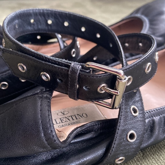 Valentino Garavani Love Latch Studded Ankle-Wrap Flat in Nero Women's Size 7.5 - Picture 13 of 15